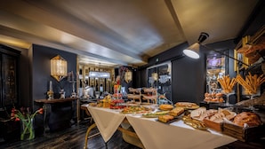 Ein reichhaltiges Buffet mit verschiedenen Speisen und einer dekorativen Mittelstück.