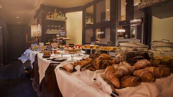 Päivittäinen mannermainen aamiainen (18 EUR per henkilö)