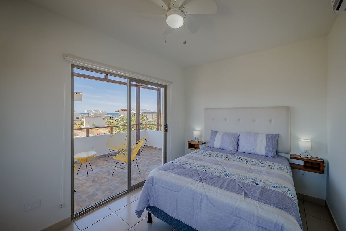 Exclusive-Haus, 2 Queen-Betten, eingeschränkter Meerblick | 1 Schlafzimmer, Zimmersafe, laptopgeeigneter Arbeitsplatz