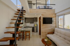 Casa estándar | Área de sala de estar | Televisión LCD de 32 pulgadas con canales por cable y televisión 