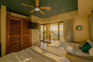 Departamento Deluxe, 1 cama Queen size y sofá cama, vista parcial al océano | 1 habitación y caja de seguridad en la habitación 