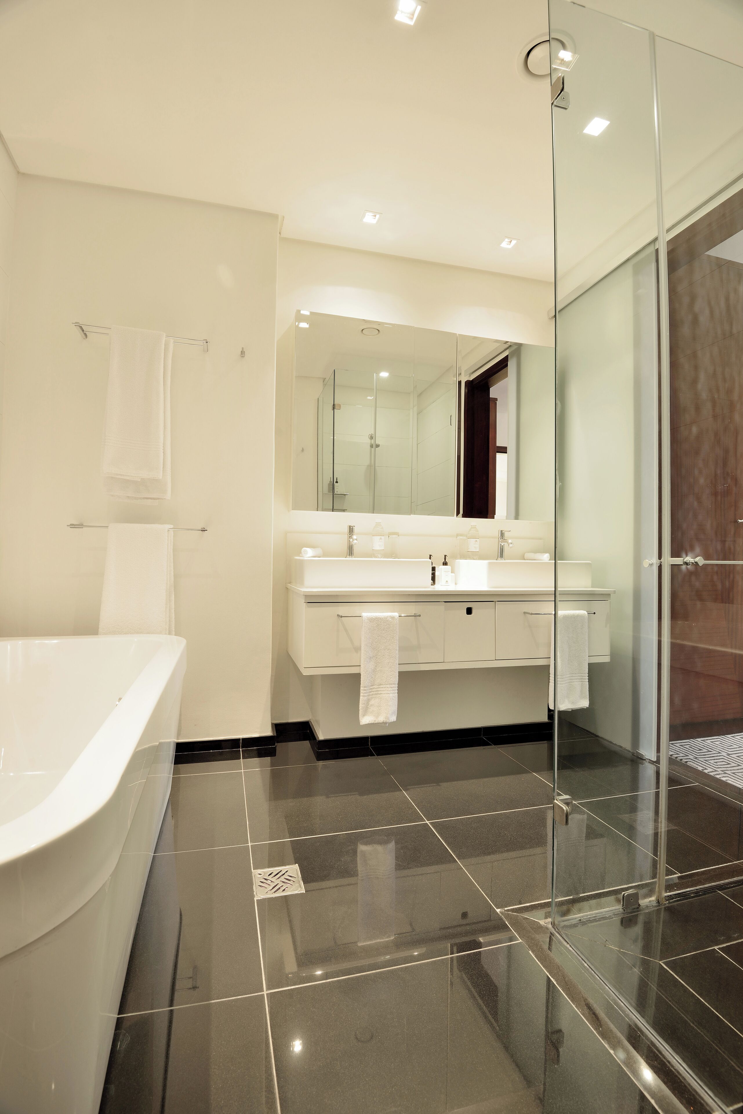 Suite, 1 habitación | Baño | Tina y regadera independientes, tina profunda, regadera tipo lluvia 