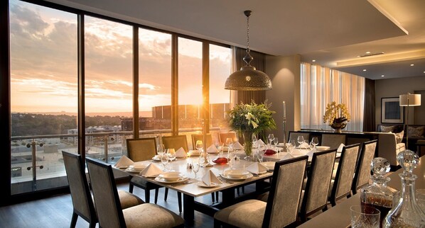 Penthouse | In-room dining - DaVinci Suites (Sandton)