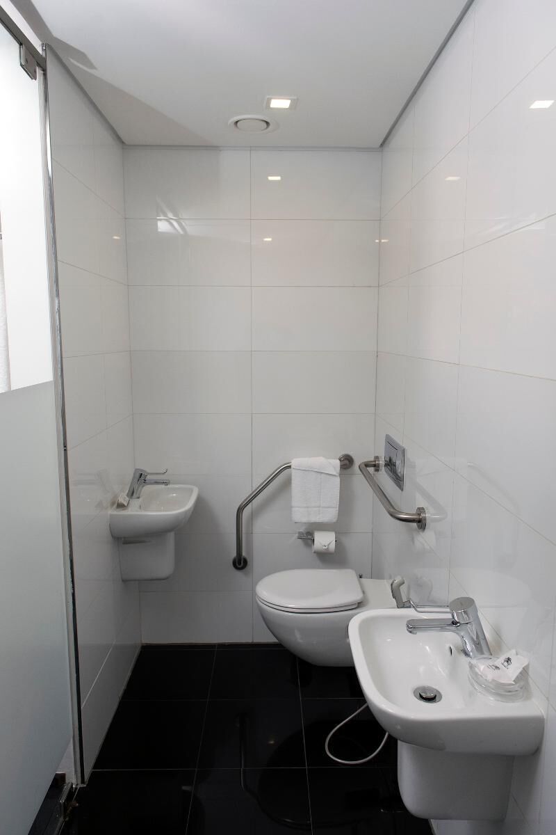 Kamar mandi | Bathtub dan shower terpisah, bathtub besar,  dan pancuran hujan