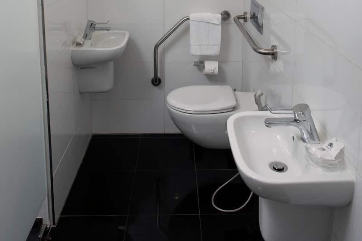 Badkamer | Een aparte badkuip en douche, een diep bad, een regendouche