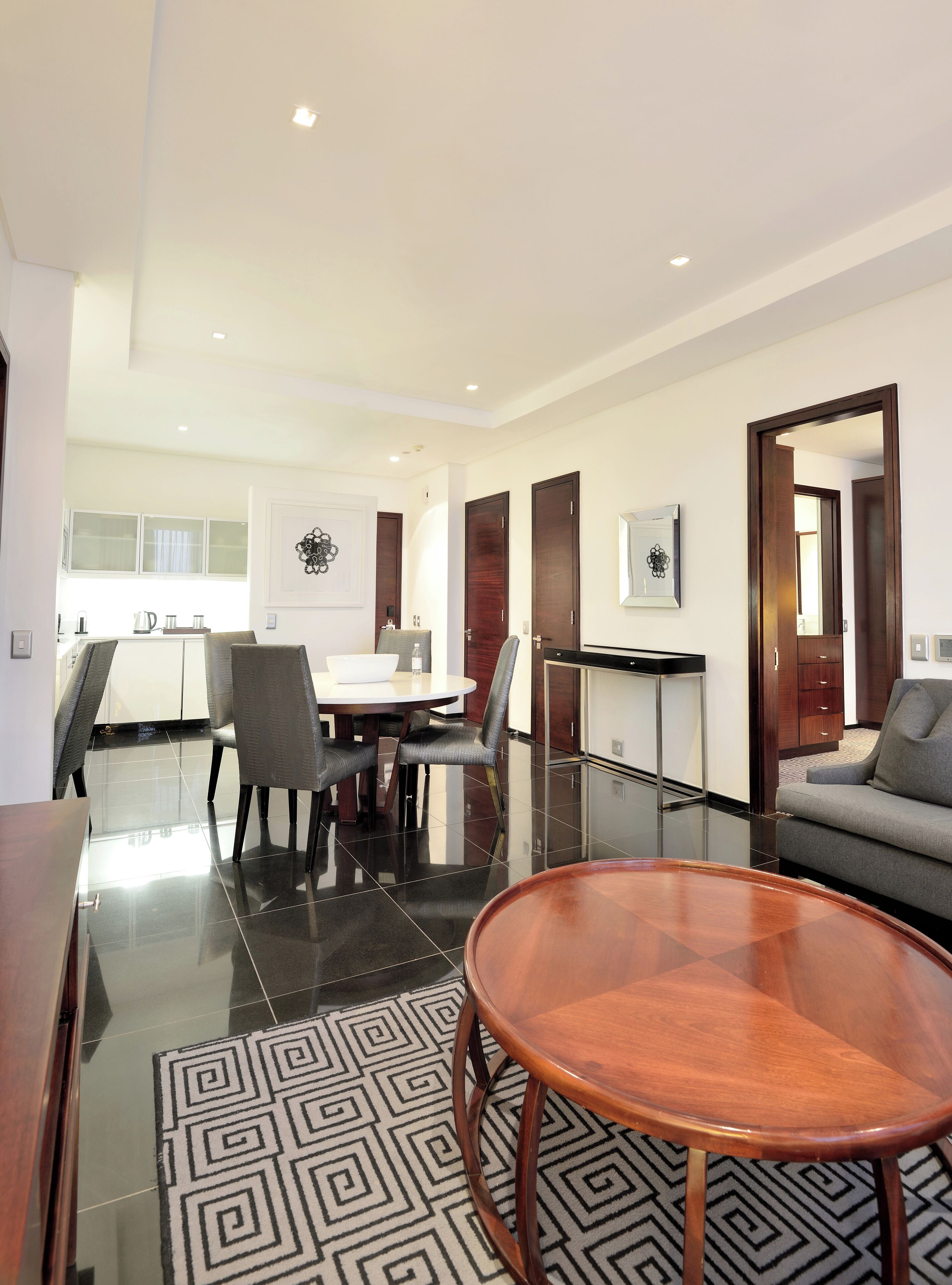 Suite, 2 Schlafzimmer | Essbereich im Zimmer