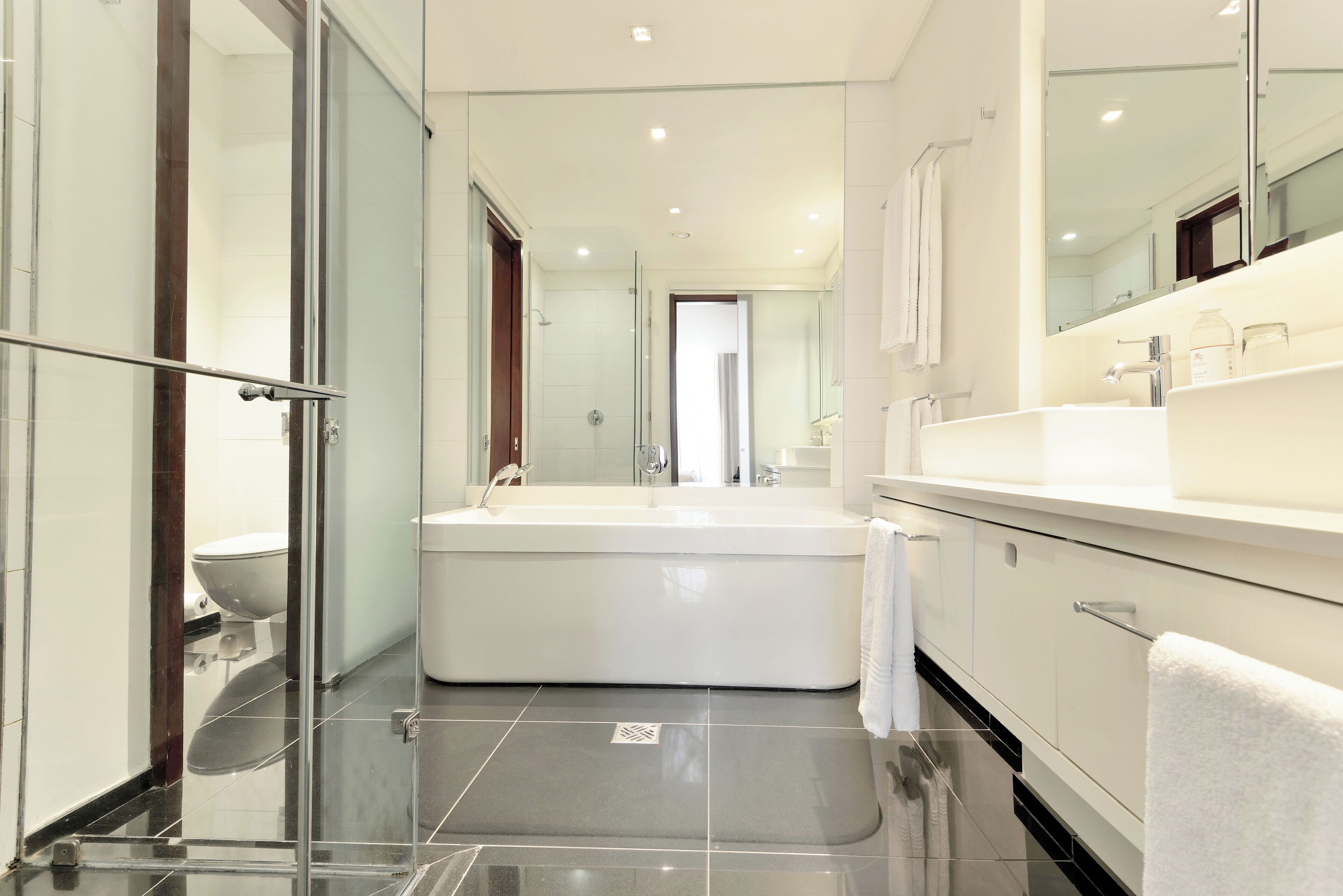 Suite, 1 habitación | Baño | Bañera y ducha independientes y bañera profunda