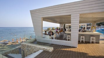 Bar en bord de piscine
