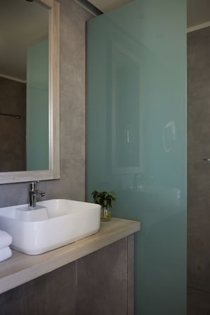 Phòng đôi Superior, quang cảnh một góc biển | Phòng tắm | Buồng tắm vòi sen, máy sấy tóc, khăn tắm, xà phòng