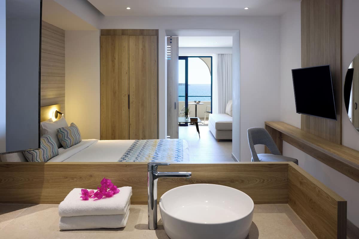 Family Quadruple Room | Meja, langsir/tirai gelap terus, cadar katil