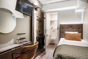 Escritorio, tabla de planchar con plancha, wifi gratis y ropa de cama 