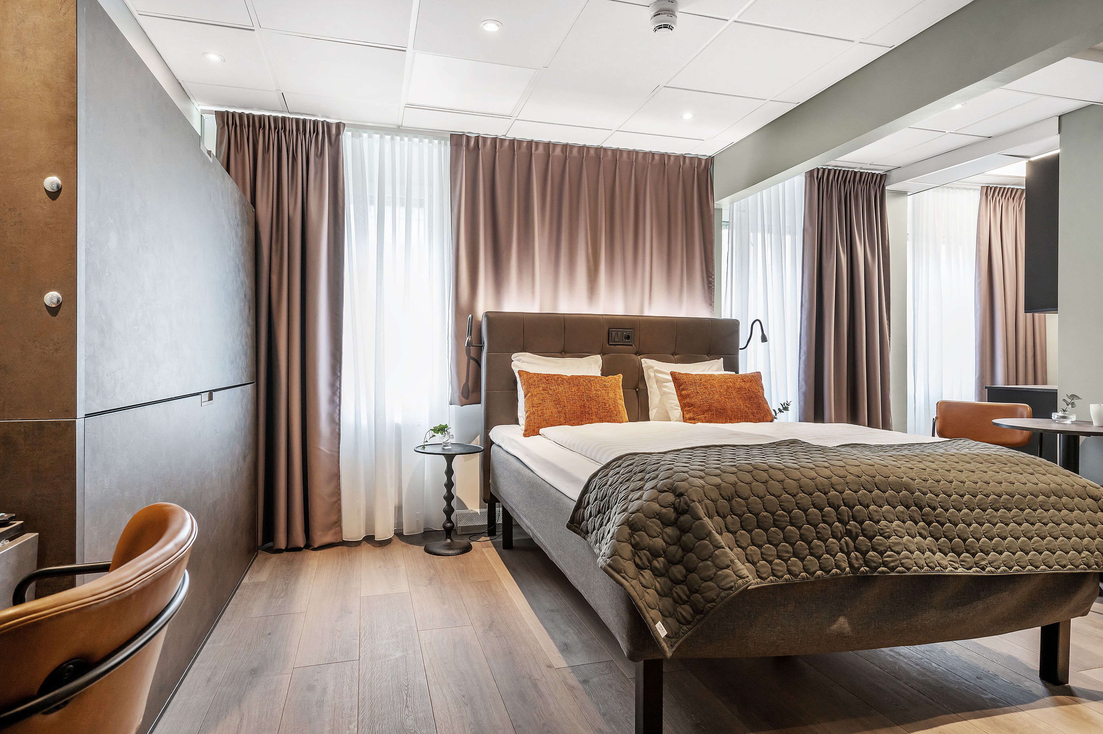 Family Room | Desk, iron/ironing board, free WiFi, bed sheets