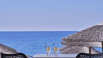 2 restaurantes, se sirven desayunos, comidas y cocina internacional