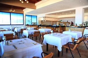 2 restaurantes; se sirve desayuno, almuerzo y cena; cocina internacional