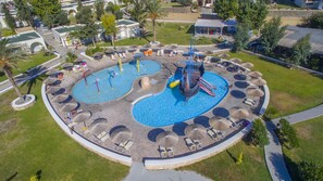 Piscina interna, 4 piscinas externas, guarda-sóis, espreguiçadeiras