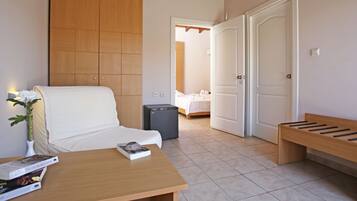 Habitación familiar, vista a la alberca | Caja de seguridad en la habitación, cunas gratuitas y wifi gratis