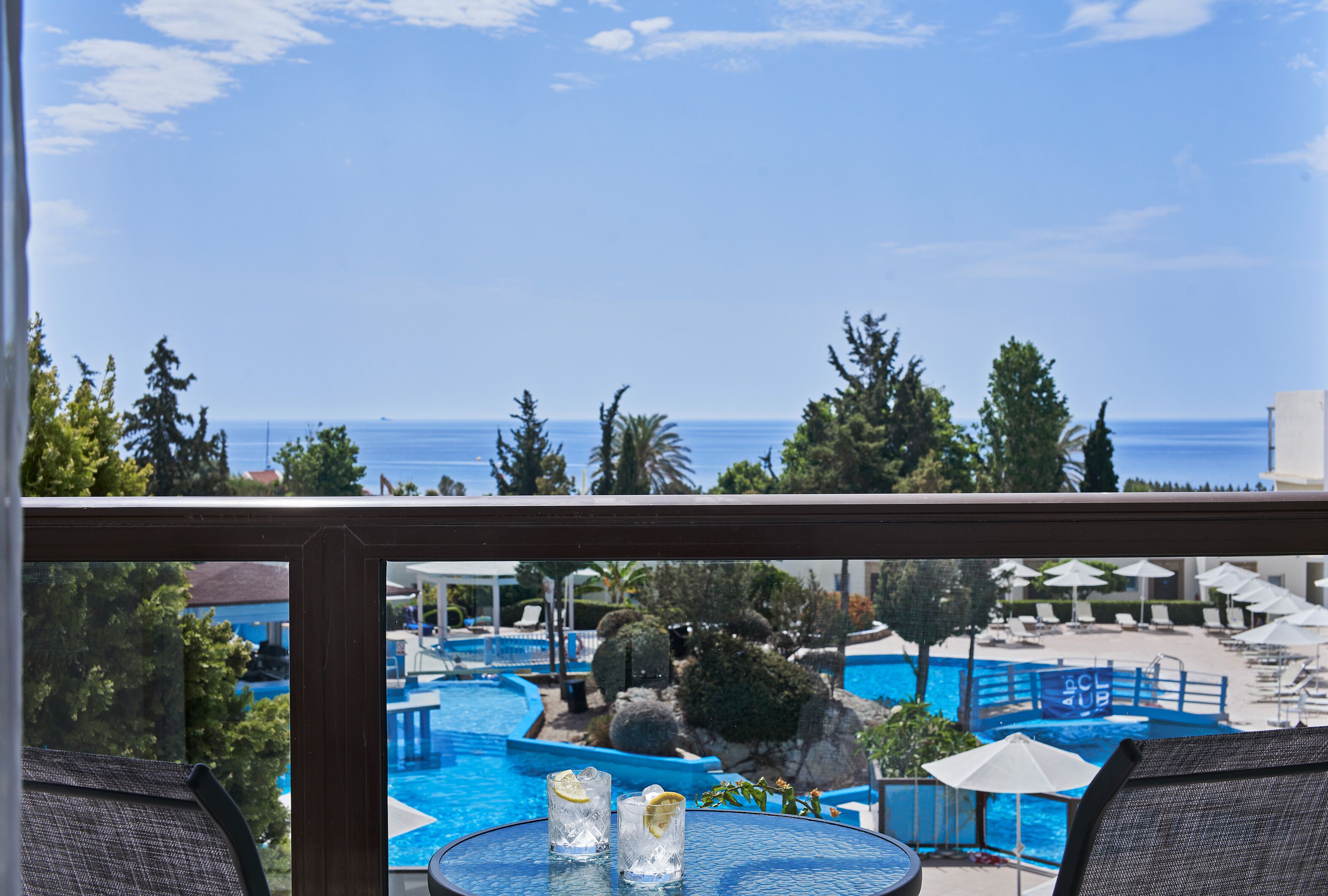 Una piscina techada, 4 piscinas al aire libre, sombrillas