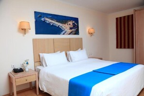 Cofres nos quartos, berços grátis, Wi-Fi de cortesia, roupa de cama