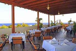 2 restaurants, breakfast, lunch, dinner served; international cuisine 