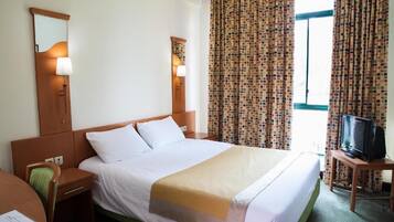 Quarto solteiro econômico, vista para a colina, no jardim | 1 quarto, cofres nos quartos, escrivaninha, Wi-Fi de cortesia