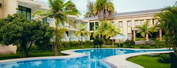 Una piscina al aire libre