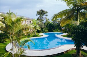 Una piscina al aire libre