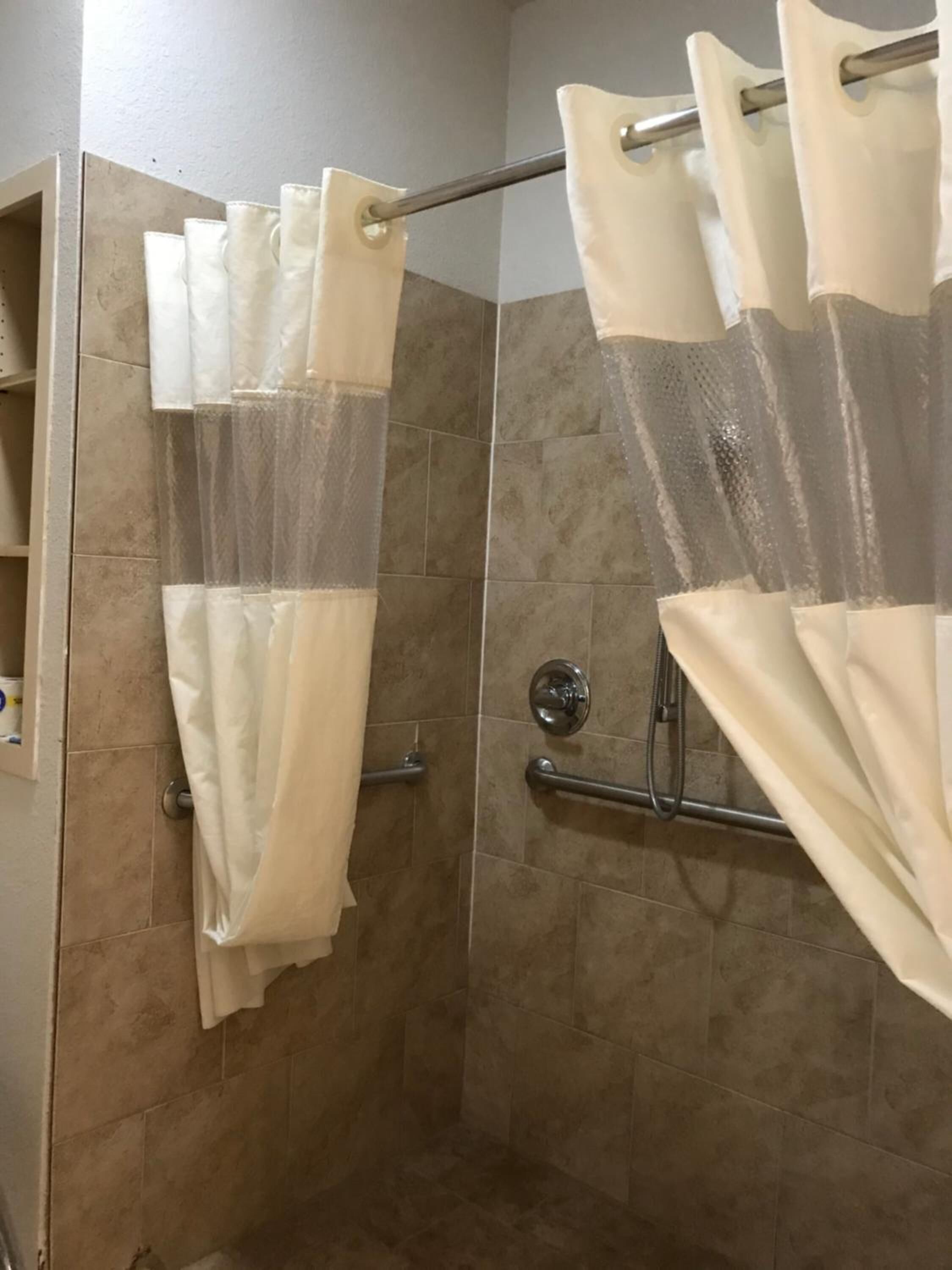 Séchoir à cheveux, serviettes fournies, savon, shampooing