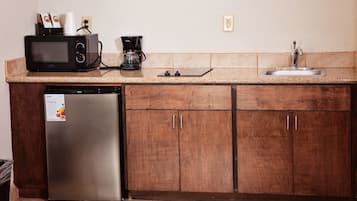 Traditional Studio, 2 Queen Beds, Kitchenette | Private kitchenette | Fridge, microwave, coffee/tea maker