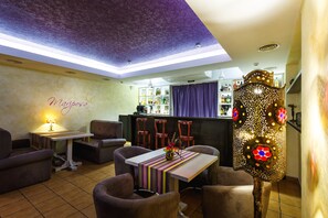 Serves lunch and dinner