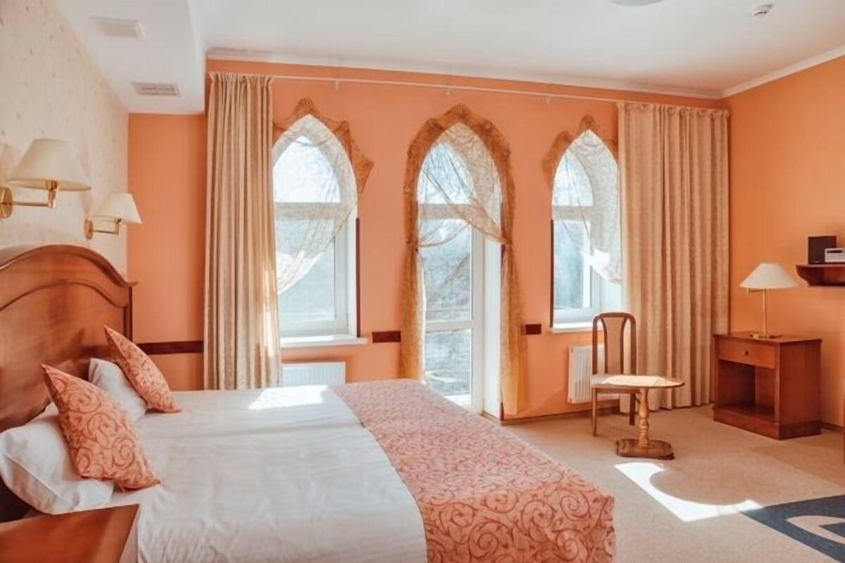 Premium bedding, minibar, in-room safe, desk