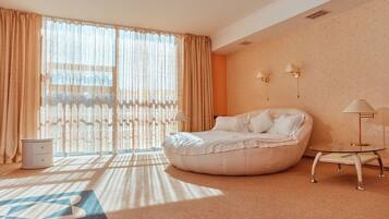 Deluxe-studio | Ylelliset vuodevaatteet, minibaari, tallelokero huoneessa, työpöytä