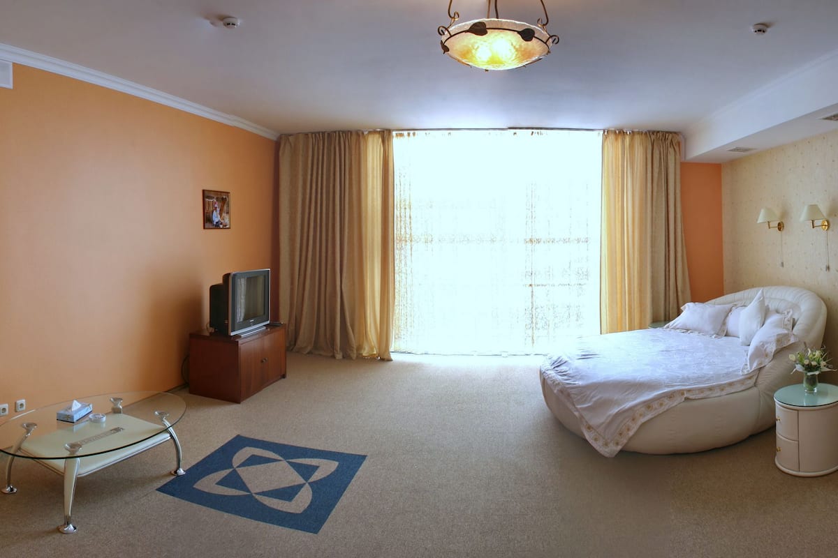 Deluxe Studio | Premium bedding, minibar, in-room safe, desk