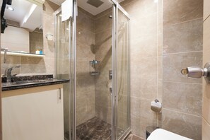 Standard Double Room | Bathroom | Shower, rainfall showerhead, free toiletries, hair dryer - Rooms Inn Taxim (Istanbul)