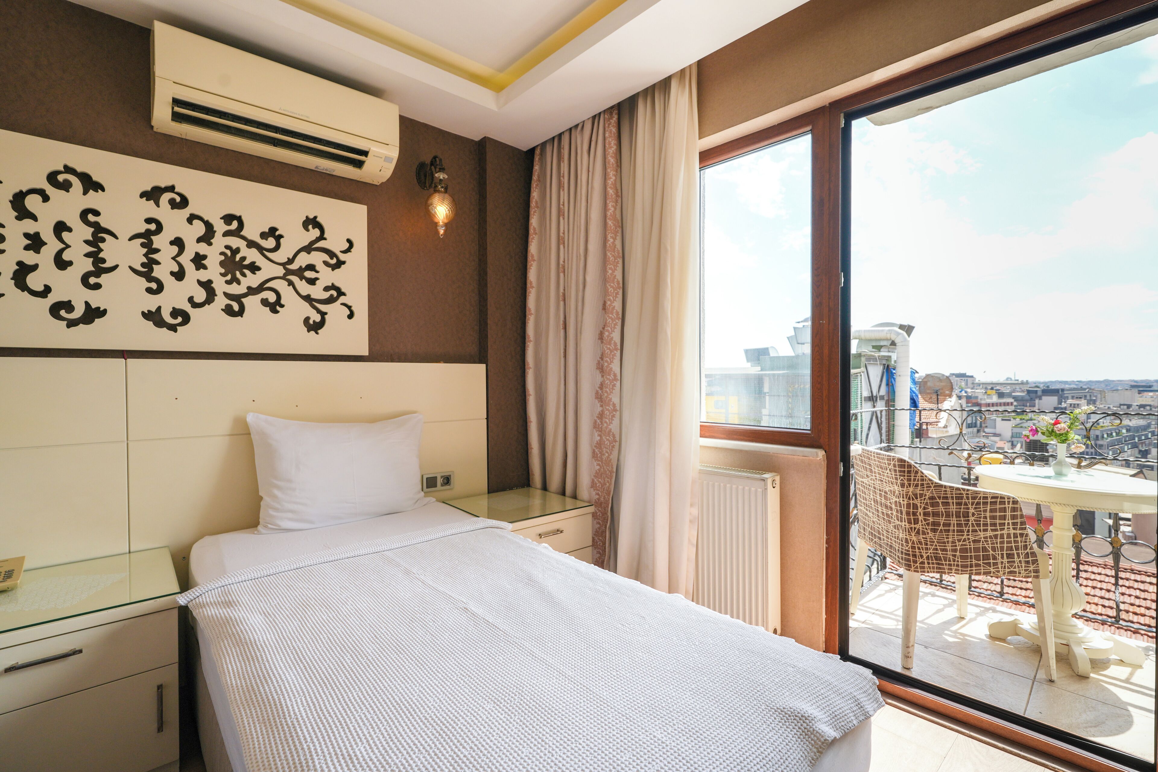 Standard Double Room | Minibar, in-room safe, desk, soundproofing