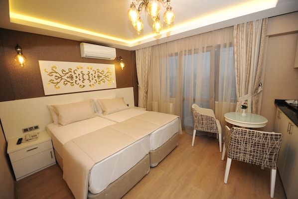 Standard Double Room | Minibar, in-room safe, desk, soundproofing - Rooms Inn Taxim (Istanbul)