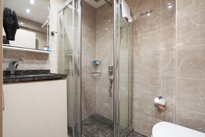 Quarto triplo superior | Banheiro | Chuveiro, chuveiro com efeito de chuva, produtos de toalete grátis 