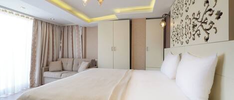 Superior Double Room | Minibar, in-room safe, desk, soundproofing