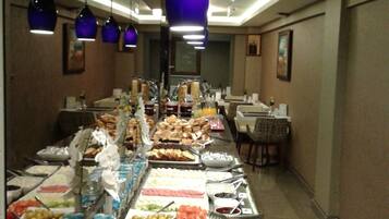 Esmorzar diari complet (7 EUR per persona)