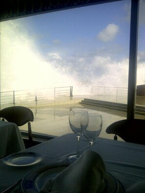 Petit déjeuner, déjeuner et dîner servis sur place, vue sur la mer