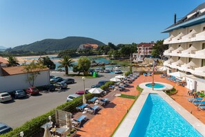 室外游泳池，日光浴躺椅