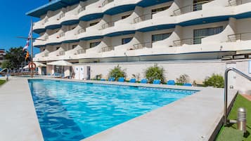 Outdoor pool, pool loungers