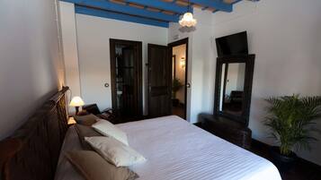 Habitación superior con 1 cama doble o 2 individuales, balcón | Ropa de cama de alta calidad y ropa de cama