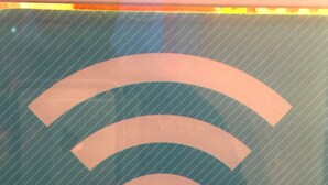 Un senyal amb un símbol de Wi-Fi i el text 'Wi-Fi proporcionat per'.