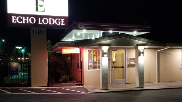 Un edifici amb un cartell que diu "Echo Lodge" i el número "1810" a un piló.