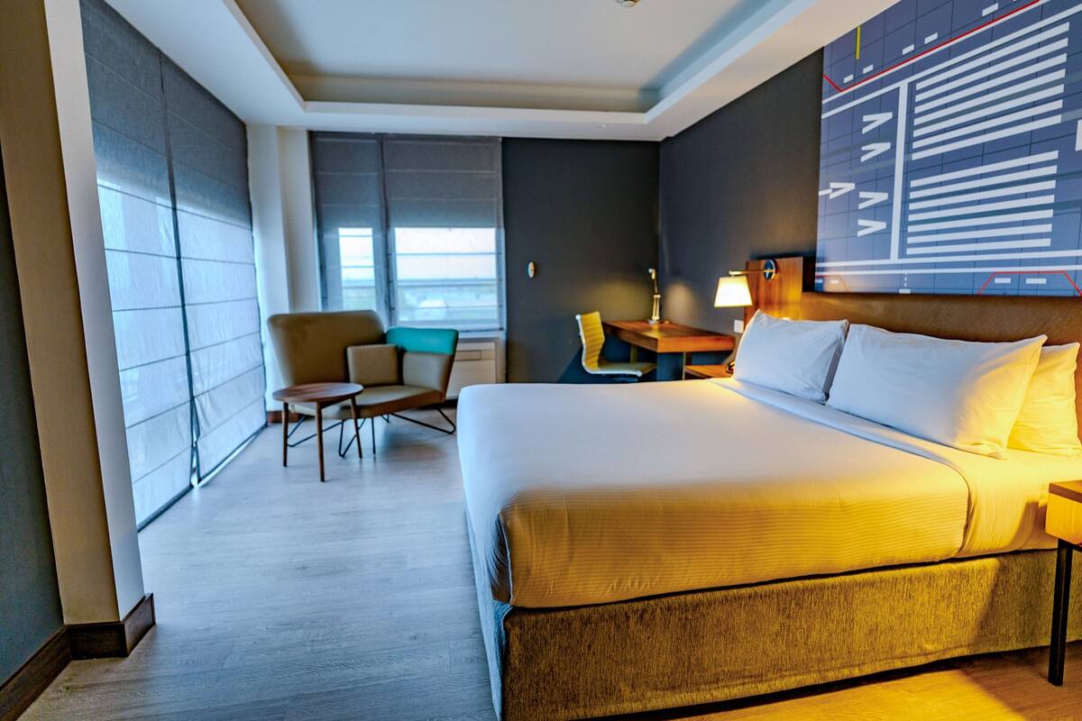 Luxe beddengoed, een kluis op de kamer, een bureau, een laptopwerkplek