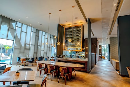 Se sirven desayunos, almuerzos y cenas; cocina mediterránea