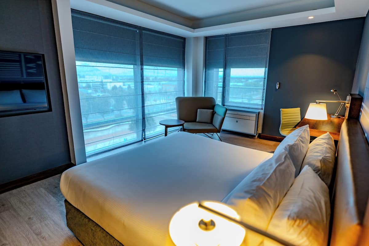 room, 1 king bed, corner | premium bedding, in-room safe, desk, laptop workspace