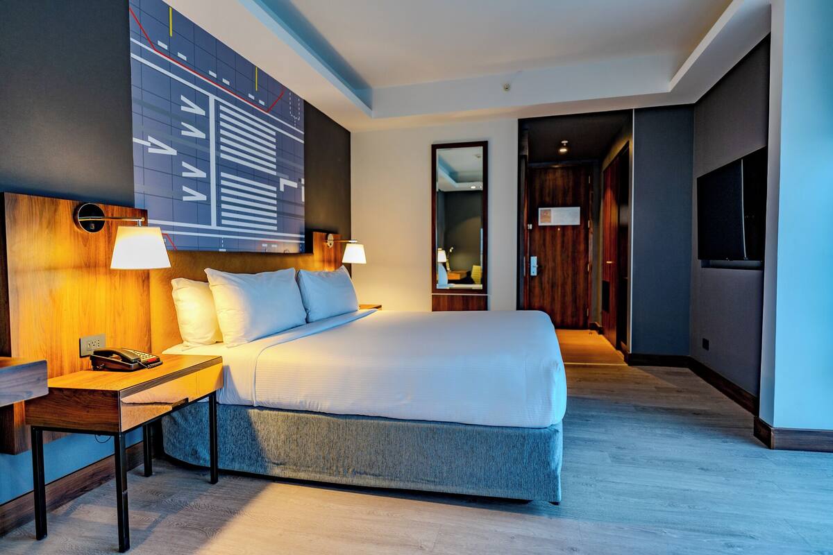 premium bedding, in-room safe, desk, laptop workspace