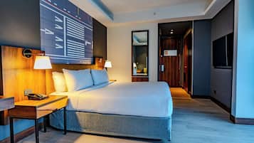 高級寝具、セーフティボックス (室内)、デスク、ノートパソコン用作業スペース