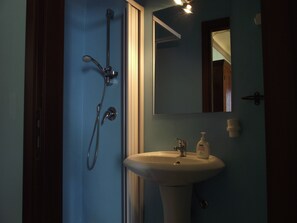 Economy-Doppel- oder -Zweibettzimmer | Badezimmer